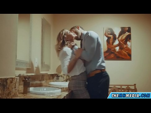 ❤️ Kung ang usa ka busty blonde naghaylo kanimo sa usa ka publiko nga kasilyas ❤️ kualidad nga porn sa amon ❌️